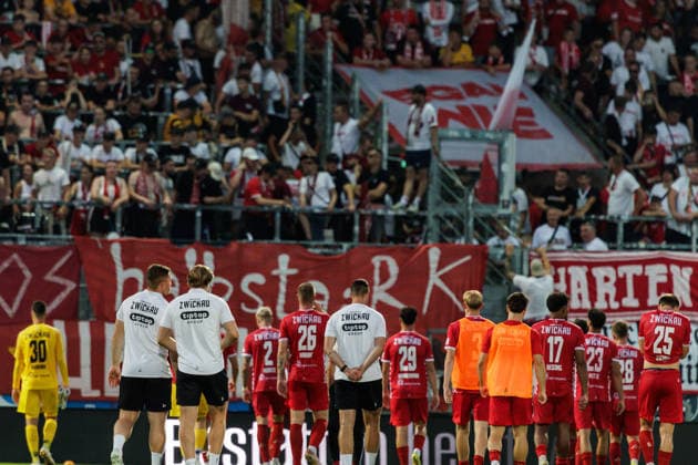 04.08.2026, GER, Regionalliga Nord-Ost, 3. Spieltag, Saison 2026 2027), Chemnitz, Chemnitzer FC - FSV Zwickau Die Spieler vom FSV Zwickau bedanken sich bei den Fans Chemnitz eins-Stadion - An der Gellertstraße Sachsen Deutschland *** August 4, 2026, GER, Regionalliga North East, Matchday 3, 2026–2027 season, Chemnitz, Chemnitzer FC vs. FSV Zwickau. The players of FSV Zwickau thank the fans at Chemnitz Eins Stadium on Gellertstraße, Saxony, Germany Copyright: xnordphotoxGmbHx xTrienitzx
