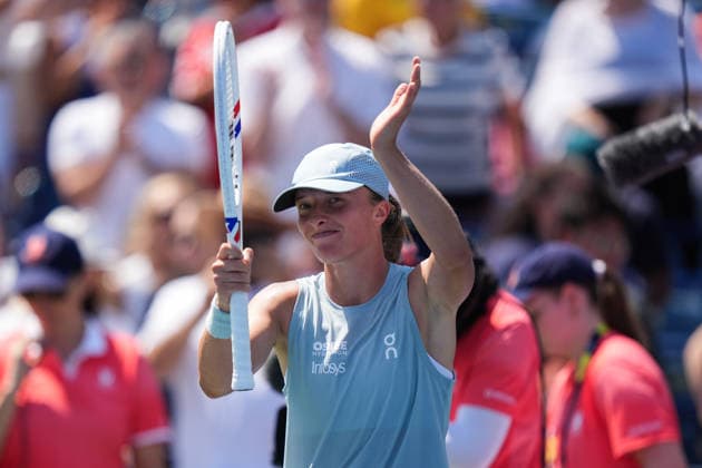 WTA, Tennis Damen Masters 1000 National Bank Open Toronto 2026 - Round of 64 - Day 4 Iga ÅöwiÄÖtek of Poland greets during the Women™s Singles round of 64 match against Sara Bejlek of Czech Republic on day 4 of the WTA Masters 1000 National Bank Open at Sobeys Stadium on August 4, 2026, in Toronto, Canada. (Photo by Leonardo Ramirez Eyepix Group) Copyright: xLeonardoxRamirezx xEyepixxGroupx LR_04082026_07983