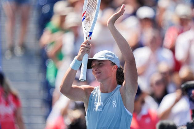 WTA, Tennis Damen Masters 1000 National Bank Open Toronto 2026 - Round of 64 - Day 4 Iga ÅöwiÄÖtek of Poland greets during the Women™s Singles round of 64 match against Sara Bejlek of Czech Republic on day 4 of the WTA Masters 1000 National Bank Open at Sobeys Stadium on August 4, 2026, in Toronto, Canada. (Photo by Leonardo Ramirez Eyepix Group) Copyright: xLeonardoxRamirezx xEyepixxGroupx LR_04082026_07985