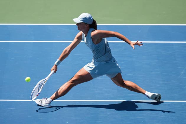 WTA, Tennis Damen Masters 1000 National Bank Open Toronto 2026 - Round of 64 - Day 4 Iga ÅöwiÄÖtek of Poland lunges to play a forehand during the Women™s Singles round of 64 match against Sara Bejlek of Czech Republic on day 4 of the WTA Masters 1000 National Bank Open at Sobeys Stadium on August 4, 2026, in Toronto, Canada. (Photo by Leonardo Ramirez Eyepix Group) Copyright: xLeonardoxRamirezx xEyepixxGroupx LR_04082026_08018