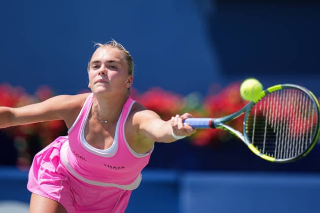 WTA, Tennis Damen Masters 1000 National Bank Open Toronto 2026 - Round of 64 - Day 4 Sara Bejlek of Czech Republic lunges to play a backhand during the Women™s Singles round of 64 match against Iga ÅöwiÄÖtek of Poland on day 4 of the WTA Masters 1000 National Bank Open at Sobeys Stadium on August 4, 2026, in Toronto, Canada. (Photo by Leonardo Ramirez Eyepix Group) Copyright: xLeonardoxRamirezx xEyepixxGroupx LR_04082026_08021