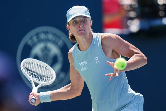 WTA, Tennis Damen Masters 1000 National Bank Open Toronto 2026 - Round of 64 - Day 4 Iga ÅöwiÄÖtek of Poland plays a forehand during the Women™s Singles round of 64 match against Sara Bejlek of Czech Republic on day 4 of the WTA Masters 1000 National Bank Open at Sobeys Stadium on August 4, 2026, in Toronto, Canada. (Photo by Leonardo Ramirez Eyepix Group) Copyright: xLeonardoxRamirezx xEyepixxGroupx LR_04082026_08026