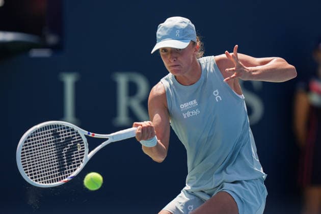WTA, Tennis Damen Masters 1000 National Bank Open Toronto 2026 - Round of 64 - Day 4 Iga ÅöwiÄÖtek of Poland plays a forehand during the Women™s Singles round of 64 match against Sara Bejlek of Czech Republic on day 4 of the WTA Masters 1000 National Bank Open at Sobeys Stadium on August 4, 2026, in Toronto, Canada. (Photo by Leonardo Ramirez Eyepix Group) Copyright: xLeonardoxRamirezx xEyepixxGroupx LR_04082026_08037