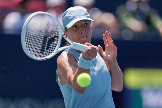 WTA, Tennis Damen Masters 1000 National Bank Open Toronto 2026 - Round of 64 - Day 4 Iga ÅöwiÄÖtek of Poland plays a forehand during the Women™s Singles round of 64 match against Sara Bejlek of Czech Republic on day 4 of the WTA Masters 1000 National Bank Open at Sobeys Stadium on August 4, 2026, in Toronto, Canada. (Photo by Leonardo Ramirez Eyepix Group) Copyright: xLeonardoxRamirezx xEyepixxGroupx LR_04082026_08038