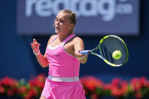 WTA, Tennis Damen Masters 1000 National Bank Open Toronto 2026 - Round of 64 - Day 4 Sara Bejlek of Czech Republic plays a backhand during the Women™s Singles round of 64 match against Iga ÅöwiÄÖtek of Poland on day 4 of the WTA Masters 1000 National Bank Open at Sobeys Stadium on August 4, 2026, in Toronto, Canada. (Photo by Leonardo Ramirez Eyepix Group) Copyright: xLeonardoxRamirezx xEyepixxGroupx LR_04082026_08039