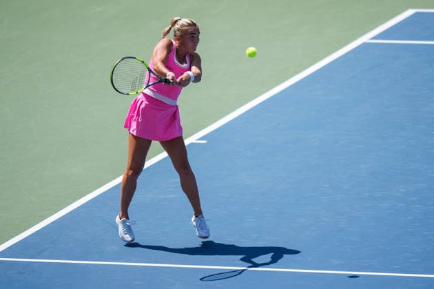 WTA, Tennis Damen Masters 1000 National Bank Open Toronto 2026 - Round of 64 - Day 4 Sara Bejlek of Czech Republic plays a backhand during the Women™s Singles round of 64 match against Iga ÅöwiÄÖtek of Poland on day 4 of the WTA Masters 1000 National Bank Open at Sobeys Stadium on August 4, 2026, in Toronto, Canada. (Photo by Leonardo Ramirez Eyepix Group) Copyright: xLeonardoxRamirezx xEyepixxGroupx LR_04082026_08011