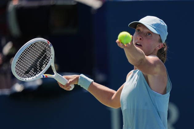WTA, Tennis Damen Masters 1000 National Bank Open Toronto 2026 - Round of 64 - Day 4 Iga ÅöwiÄÖtek of Poland serves during the Women™s Singles round of 64 match against Sara Bejlek of Czech Republic on day 4 of the WTA Masters 1000 National Bank Open at Sobeys Stadium on August 4, 2026, in Toronto, Canada. (Photo by Leonardo Ramirez Eyepix Group) Copyright: xLeonardoxRamirezx xEyepixxGroupx LR_04082026_08027