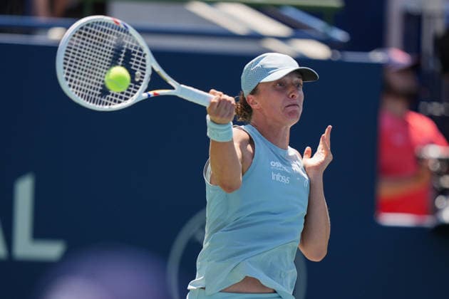 WTA, Tennis Damen Masters 1000 National Bank Open Toronto 2026 - Round of 64 - Day 4 Iga ÅöwiÄÖtek of Poland plays a forehand during the Women™s Singles round of 64 match against Sara Bejlek of Czech Republic on day 4 of the WTA Masters 1000 National Bank Open at Sobeys Stadium on August 4, 2026, in Toronto, Canada. (Photo by Leonardo Ramirez Eyepix Group) Copyright: xLeonardoxRamirezx xEyepixxGroupx LR_04082026_08028
