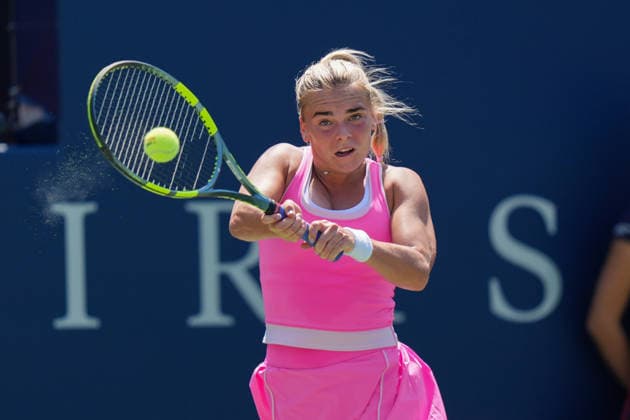 WTA, Tennis Damen Masters 1000 National Bank Open Toronto 2026 - Round of 64 - Day 4 Sara Bejlek of Czech Republic plays a backhand during the Women™s Singles round of 64 match against Iga ÅöwiÄÖtek of Poland on day 4 of the WTA Masters 1000 National Bank Open at Sobeys Stadium on August 4, 2026, in Toronto, Canada. (Photo by Leonardo Ramirez Eyepix Group) Copyright: xLeonardoxRamirezx xEyepixxGroupx LR_04082026_08049