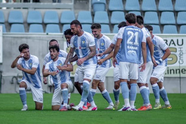Chemnitz, Deutschland 04. August 2026: Regionalliga Nordost - 2026 2027 - Sp. 3 - Chemnitzer FC gegen FSV Zwickau Im Bild: die Mannschaft von Chemnitz jubelt nach dem Tor zum 1:0 *** Chemnitz, Germany, August 4, 2026, Northeast Regional League 2026–2027, Matchday 3: Chemnitzer FC vs. FSV Zwickau. Pictured: The Chemnitz team celebrates after scoring the 1–0 goal. Copyright: xFotostandx xNachtigallx