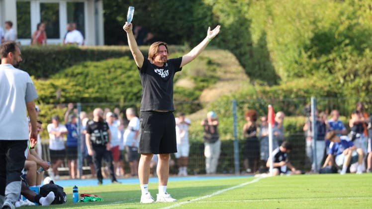 04.08.2026, xrekx, Fussball Testspiel, SV Elversberg - Racing Straßburg v.l. Vincent Wagner Trainer (SV 07 Elversberg) gibt Anweisungen, gestikuliert, mit den Armen gestikulieren gives instructions, gesticulate (DFL DFB REGULATIONS PROHIBIT ANY USE OF PHOTOGRAPHS as IMAGE SEQUENCES and or QUASI-VIDEO) Haguenau *** August 4, 2026, xrekx, Soccer Friendly Match, SV Elversberg vs. Racing Strasbourg; Vincent Wagner, coach of SV 07 Elversberg, gives instructions, gesticulates with his arms, gesticulates DFL DFB REGULATIONS PROHIBIT ANY USE OF PHOTOGRAPHS as IMAGE SEQUENCES and or QUASI-VIDEO Haguenau