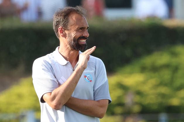 04.08.2026, xrekx, Fussball Testspiel, SV Elversberg - Racing Straßburg v.l. Hugo Oliveira Trainer (Racing Strassburg) gibt Anweisungen, gestikuliert, mit den Armen gestikulieren gives instructions, gesticulate (DFL DFB REGULATIONS PROHIBIT ANY USE OF PHOTOGRAPHS as IMAGE SEQUENCES and or QUASI-VIDEO) Haguenau *** August 4, 2026, xrekx, Soccer Friendly Match, SV Elversberg vs. Racing Strasbourg; Hugo Oliveira, coach of Racing Strasbourg, gives instructions, gesticulates with his arms, gesticulates DFL DFB REGULATIONS PROHIBIT ANY USE OF PHOTOGRAPHS as IMAGE SEQUENCES and or QUASI-VIDEO Haguenau