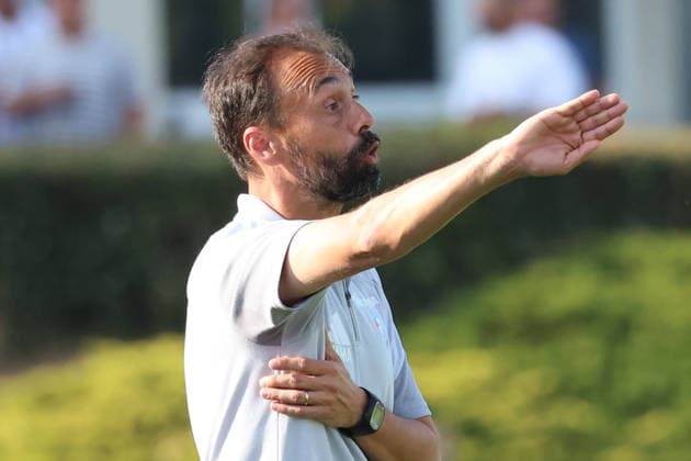 04.08.2026, xrekx, Fussball Testspiel, SV Elversberg - Racing Straßburg v.l. Hugo Oliveira Trainer (Racing Strassburg) gibt Anweisungen, gestikuliert, mit den Armen gestikulieren gives instructions, gesticulate (DFL DFB REGULATIONS PROHIBIT ANY USE OF PHOTOGRAPHS as IMAGE SEQUENCES and or QUASI-VIDEO) Haguenau *** August 4, 2026, xrekx, Soccer Friendly Match, SV Elversberg vs. Racing Strasbourg; Hugo Oliveira, coach of Racing Strasbourg, gives instructions, gesticulates with his arms, gesticulates DFL DFB REGULATIONS PROHIBIT ANY USE OF PHOTOGRAPHS as IMAGE SEQUENCES and or QUASI-VIDEO Haguenau