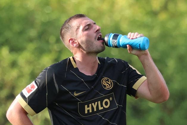 04.08.2026, xrekx, Fussball Testspiel, SV Elversberg - Racing Straßburg v.l. Luca Sirch (SV 07 Elversberg) Trinkpause (DFL DFB REGULATIONS PROHIBIT ANY USE OF PHOTOGRAPHS as IMAGE SEQUENCES and or QUASI-VIDEO) Haguenau *** August 4, 2026, xrekx, soccer exhibition match, SV Elversberg vs. Racing Strasbourg, Luca Sirch, SV 07 Elversberg, water break, DFL, DFB. REGULATIONS PROHIBIT ANY USE OF PHOTOGRAPHS AS IMAGE SEQUENCES AND OR QUASI-VIDEO. Haguenau