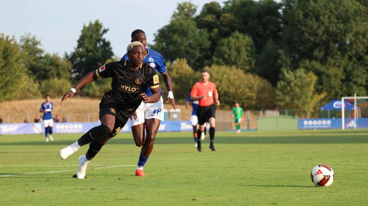 04.08.2026, xrekx, Fussball Testspiel, SV Elversberg - Racing Straßburg v.l. David Mokwa (SV 07 Elversberg) (DFL DFB REGULATIONS PROHIBIT ANY USE OF PHOTOGRAPHS as IMAGE SEQUENCES and or QUASI-VIDEO) Haguenau *** August 4, 2026, xrekx, Soccer Friendly Match, SV Elversberg vs. Racing Strasbourg, featuring David Mokwa, SV 07 Elversberg. DFL and DFB regulations prohibit any use of photographs as image sequences and or quasi-video. Haguenau