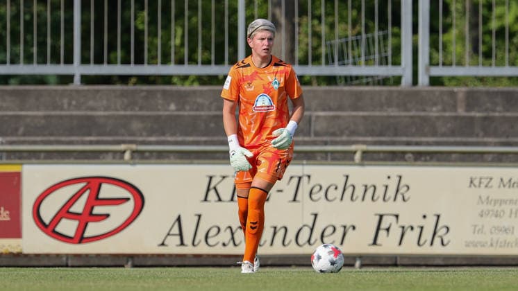 Vanessa Fischer (Torhüterin, Torwart, SV Werder Bremen, 1) am Ball, Freisteller, Einzelbild, Ganzkörper, Aktion, Action, Spielszene, 04.08.2026, Herzlake (Deutschland), Fussball, Testspiel Frauen, SV Werder Bremen - AZ Alkmaar *** Vanessa Fischer, Goalkeeper, SV Werder Bremen, 1 on the ball, Close-up, Single frame, Full body, Action, Game scene, August 4, 2026, Herzlake, Germany, Soccer, Women s Friendly Match, SV Werder Bremen vs. AZ Alkmaar xobx