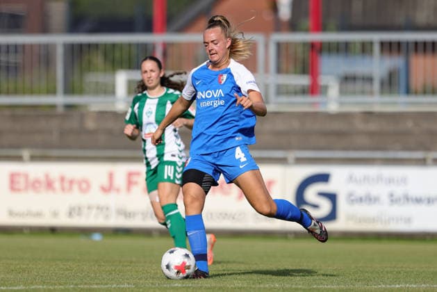 Amber Verspaget (AZ Alkmaar, 4) am Ball, Einzelbild, Ganzkörper, Aktion, Action, Spielszene, 04.08.2026, Herzlake (Deutschland), Fussball, Testspiel Frauen, SV Werder Bremen - AZ Alkmaar *** Amber Verspaget AZ Alkmaar, No. 4 with the ball, single frame, full body, action, game scene, August 4, 2026, Herzlake, Germany, soccer, women s friendly match, SV Werder Bremen vs. AZ Alkmaar xobx