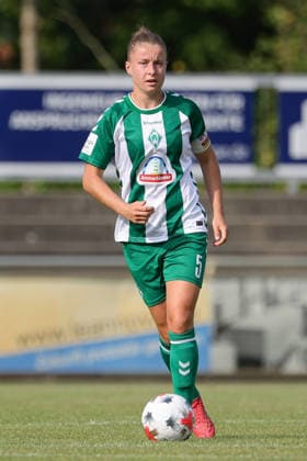 Michelle Ulbrich (SV Werder Bremen, 5) am Ball, Freisteller, Einzelbild, Ganzkörper, Aktion, Action, Spielszene, 04.08.2026, Herzlake (Deutschland), Fussball, Testspiel Frauen, SV Werder Bremen - AZ Alkmaar *** Michelle Ulbrich, SV Werder Bremen, No. 5 with the ball, isolated shot, single frame, full body, action, game scene, August 4, 2026, Herzlake, Germany, soccer, women s friendly match, SV Werder Bremen vs. AZ Alkmaar xobx