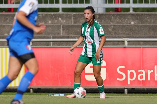 Luna Vanzeir (SV Werder Bremen, 13) am Ball, Einzelbild, Ganzkörper, Aktion, Action, Spielszene, 04.08.2026, Herzlake (Deutschland), Fussball, Testspiel Frauen, SV Werder Bremen - AZ Alkmaar *** Luna Vanzeir, SV Werder Bremen, No. 13 with the ball, single frame, full body, action, game scene, August 4, 2026, Herzlake, Germany, soccer, women s friendly, SV Werder Bremen vs. AZ Alkmaar xobx