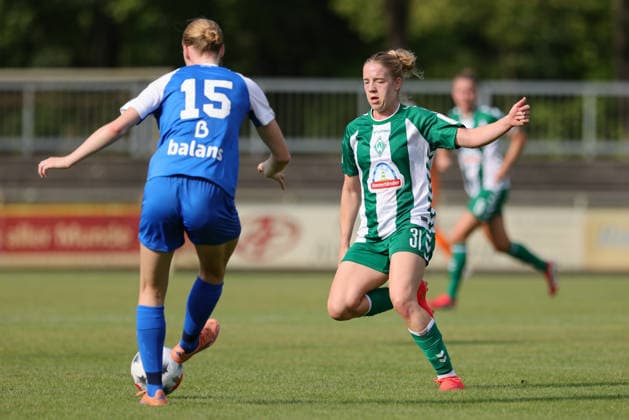 v.li.: Pleun Groot (AZ Alkmaar, 15) und Elena Dhont (SV Werder Bremen, 31) im Zweikampf, Duell, Dynamik, Aktion, Action, Spielszene, 04.08.2026, Herzlake (Deutschland), Fussball, Testspiel Frauen, SV Werder Bremen - AZ Alkmaar *** Pleun Groot (AZ Alkmaar), 15, and Elena Dhont (SV Werder Bremen), 31, in a one-on-one battle, duel, dynamic play, action, game scene, August 4, 2026, Herzlake, Germany, soccer, women’s friendly, SV Werder Bremen vs. AZ Alkmaar xobx
