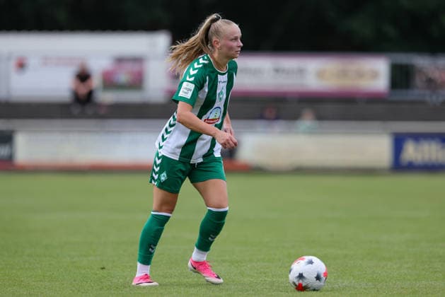 Isabella Jaron (SV Werder Bremen, 11) am Ball, Freisteller, Einzelbild, Ganzkörper, Aktion, Action, Spielszene, 04.08.2026, Herzlake (Deutschland), Fussball, Testspiel Frauen, SV Werder Bremen - AZ Alkmaar *** Isabella Jaron, SV Werder Bremen, No. 11 with the ball, isolated shot, single frame, full-body, action, game scene, August 4, 2026, Herzlake, Germany, soccer, women s friendly match, SV Werder Bremen vs. AZ Alkmaar xobx