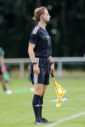 Schiedsrichter-Assistent David Gediga, 04.08.2026, Herzlake (Deutschland), Fussball, Testspiel Frauen, SV Werder Bremen - AZ Alkmaar *** Assistant Referee David Gediga, August 4, 2026, Herzlake, Germany, Soccer, Women s Friendly, SV Werder Bremen vs. AZ Alkmaar xobx