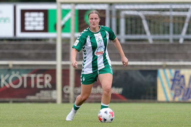 Sarah Gutmann (SV Werder Bremen, 27) am Ball, Freisteller, Einzelbild, Ganzkörper, Aktion, Action, Spielszene, 04.08.2026, Herzlake (Deutschland), Fussball, Testspiel Frauen, SV Werder Bremen - AZ Alkmaar *** Sarah Gutmann, SV Werder Bremen, 27 with the ball, isolated shot, single frame, full body, action, game scene, August 4, 2026, Herzlake, Germany, soccer, women s friendly match, SV Werder Bremen vs. AZ Alkmaar xobx