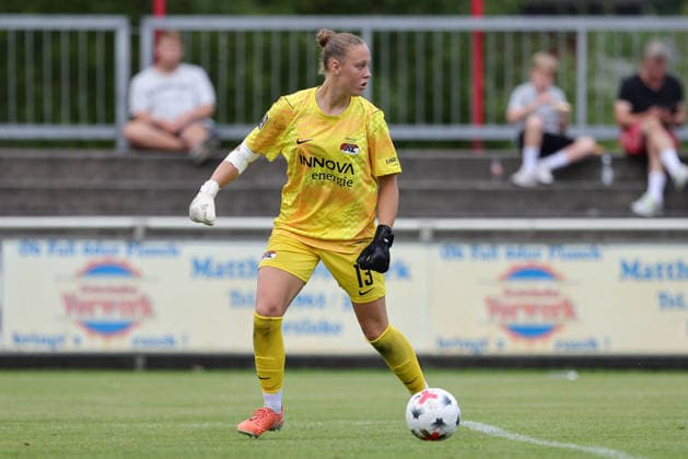 Febe Copier (Torhüterin, Torwart, AZ Alkmaar, 13) am Ball, Freisteller, Einzelbild, Ganzkörper, Aktion, Action, Spielszene, 04.08.2026, Herzlake (Deutschland), Fussball, Testspiel Frauen, SV Werder Bremen - AZ Alkmaar *** Febe Copier Goalkeeper, AZ Alkmaar, 13 with the ball, isolated shot, single frame, full body, action, game scene, 04 08 2026, Herzlake, Germany, soccer, women’s friendly match, SV Werder Bremen vs. AZ Alkmaar xobx