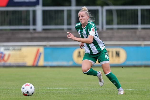 Lina Hausicke (SV Werder Bremen, 18) am Ball, Freisteller, Einzelbild, Ganzkörper, Aktion, Action, Spielszene, 04.08.2026, Herzlake (Deutschland), Fussball, Testspiel Frauen, SV Werder Bremen - AZ Alkmaar *** Lina Hausicke, SV Werder Bremen, age 18, on the ball, isolated shot, single frame, full body, action, game scene, August 4, 2026, Herzlake, Germany, soccer, women s friendly match, SV Werder Bremen vs. AZ Alkmaar xobx