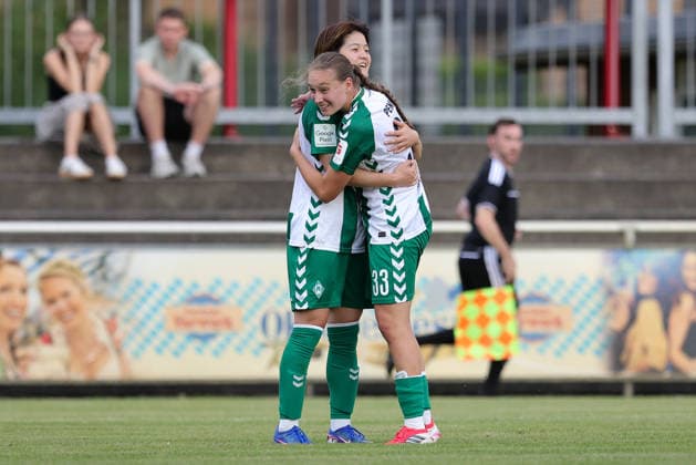 v.li.: Torschützin Mei Shimada (SV Werder Bremen, 8) und Maria Penner (SV Werder Bremen, 33) mit Torjubel, Jubel, jubeln, jubelt, optimistisch, Spielszene, Highlight, Freude über das Tor zum 1:0, 04.08.2026, Herzlake (Deutschland), Fussball, Testspiel Frauen, SV Werder Bremen - AZ Alkmaar *** From left: Goal scorer Mei Shimada of SV Werder Bremen, No. 8, and Maria Penner of SV Werder Bremen, No. 33, celebrating the goal, celebration, celebrating, jubilant, optimistic, game action, highlight, joy over the 1–0 goal, August 4, 2026, Herzlake, Germany, soccer, women’s friendly, SV Werder Bremen vs. AZ Alkmaar xobx