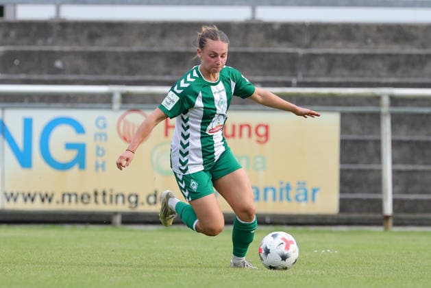 Chiara D Angelo (SV Werder Bremen, 2) am Ball, Freisteller, Einzelbild, Ganzkörper, Aktion, Action, Spielszene, 04.08.2026, Herzlake (Deutschland), Fussball, Testspiel Frauen, SV Werder Bremen - AZ Alkmaar *** Chiara D Angelo, SV Werder Bremen, No. 2 with the ball, isolated shot, single frame, full body, action, game scene, August 4, 2026, Herzlake, Germany, soccer, women s friendly match, SV Werder Bremen vs. AZ Alkmaar xobx