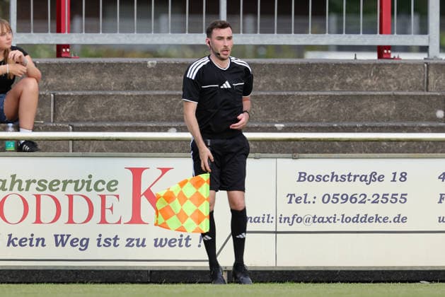 Schiedsrichter-Assistent Tobias Willige, 04.08.2026, Herzlake (Deutschland), Fussball, Testspiel Frauen, SV Werder Bremen - AZ Alkmaar *** Assistant Referee Tobias Willige, August 4, 2026, Herzlake, Germany, Soccer, Women s Friendly, SV Werder Bremen vs. AZ Alkmaar xobx