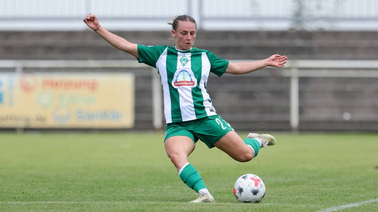 Chiara D Angelo (SV Werder Bremen, 2) am Ball, Freisteller, Einzelbild, Ganzkörper, Aktion, Action, Spielszene, 04.08.2026, Herzlake (Deutschland), Fussball, Testspiel Frauen, SV Werder Bremen - AZ Alkmaar *** Chiara D Angelo, SV Werder Bremen, No. 2 with the ball, isolated shot, single frame, full body, action, game scene, August 4, 2026, Herzlake, Germany, soccer, women s friendly match, SV Werder Bremen vs. AZ Alkmaar xobx