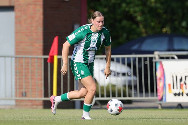 Sarah Gutmann (SV Werder Bremen, 27) am Ball, Freisteller, Einzelbild, Ganzkörper, Aktion, Action, Spielszene, 04.08.2026, Herzlake (Deutschland), Fussball, Testspiel Frauen, SV Werder Bremen - AZ Alkmaar *** Sarah Gutmann, SV Werder Bremen, 27 with the ball, isolated shot, single frame, full body, action, game scene, August 4, 2026, Herzlake, Germany, soccer, women s friendly match, SV Werder Bremen vs. AZ Alkmaar xobx