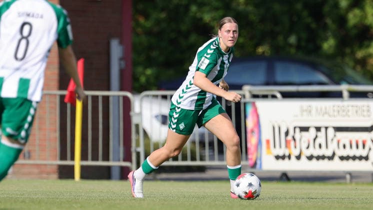 Sarah Gutmann (SV Werder Bremen, 27) am Ball, Einzelbild, Ganzkörper, Aktion, Action, Spielszene, 04.08.2026, Herzlake (Deutschland), Fussball, Testspiel Frauen, SV Werder Bremen - AZ Alkmaar *** Sarah Gutmann, SV Werder Bremen, 27 with the ball, single frame, full body, action, game scene, August 4, 2026, Herzlake, Germany, soccer, women s friendly match, SV Werder Bremen vs. AZ Alkmaar xobx