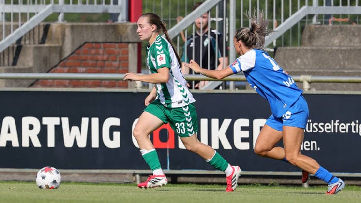 v.li.: Maria Penner (SV Werder Bremen, 33) und Desiree van Lunteren (AZ Alkmaar, 10) im Zweikampf, Duell, Dynamik, Aktion, Action, Spielszene, 04.08.2026, Herzlake (Deutschland), Fussball, Testspiel Frauen, SV Werder Bremen - AZ Alkmaar *** From left: Maria Penner (SV Werder Bremen), 33, and Desiree van Lunteren (AZ Alkmaar), 10, in a one-on-one battle, duel, dynamic play, action, game scene, August 4, 2026, Herzlake, Germany, soccer, women’s friendly match, SV Werder Bremen vs. AZ Alkmaar xobx