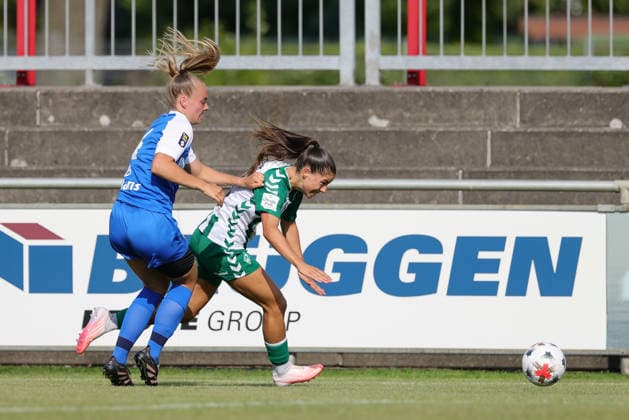 v.li.: Amber Verspaget (AZ Alkmaar, 4) und Luna Vanzeir (SV Werder Bremen, 13) im Zweikampf, Duell, Dynamik, Aktion, Action, Spielszene, 04.08.2026, Herzlake (Deutschland), Fussball, Testspiel Frauen, SV Werder Bremen - AZ Alkmaar *** From left: Amber Verspaget (AZ Alkmaar), 4, and Luna Vanzeir (SV Werder Bremen), 13, in a one-on-one battle, duel, dynamic moment, action, game scene, August 4, 2026, Herzlake, Germany, soccer, women’s friendly, SV Werder Bremen vs. AZ Alkmaar xobx