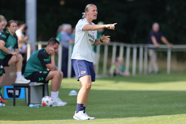 Stefanie van der Gragt (Co-Trainerin, AZ Alkmaar) gibt Anweisungen, gestikuliert, mit den Armen gestikulieren, 04.08.2026, Herzlake (Deutschland), Fussball, Testspiel Frauen, SV Werder Bremen - AZ Alkmaar *** Stefanie van der Gragt, assistant coach for AZ Alkmaar, gives instructions, gesturing with her arms, August 4, 2026, Herzlake, Germany, soccer, women s friendly match, SV Werder Bremen vs. AZ Alkmaar xobx