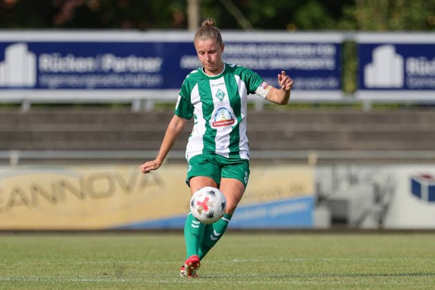 Michelle Ulbrich (SV Werder Bremen, 5) am Ball, Freisteller, Einzelbild, Ganzkörper, Aktion, Action, Spielszene, 04.08.2026, Herzlake (Deutschland), Fussball, Testspiel Frauen, SV Werder Bremen - AZ Alkmaar *** Michelle Ulbrich, SV Werder Bremen, No. 5 with the ball, isolated shot, single frame, full body, action, game scene, August 4, 2026, Herzlake, Germany, soccer, women s friendly match, SV Werder Bremen vs. AZ Alkmaar xobx