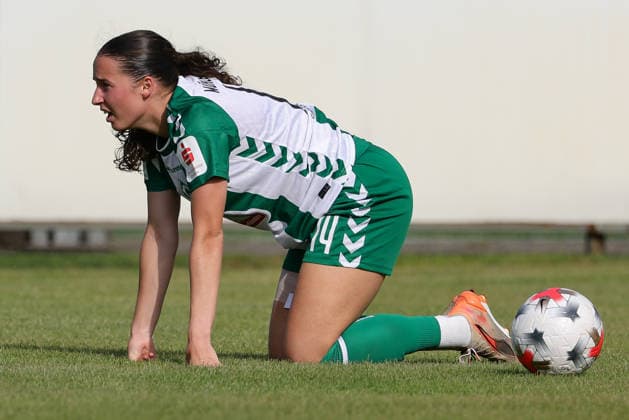 Elena Mühlemann (SV Werder Bremen, 14) kniet auf dem Boden, Rasen, am Ball, Freisteller, Einzelbild, Ganzkörper, Aktion, Action, Spielszene, 04.08.2026, Herzlake (Deutschland), Fussball, Testspiel Frauen, SV Werder Bremen - AZ Alkmaar *** Elena Mühlemann, SV Werder Bremen, 14, kneeling on the ground, grass, with the ball, cutout, single frame, full body, action, game scene, August 4, 2026, Herzlake, Germany, soccer, women’s friendly match, SV Werder Bremen vs. AZ Alkmaar xobx