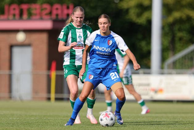v.li.: Marie Gmeineder (SV Werder Bremen, 6) und Jasmijn van Uden (AZ Alkmaar, 21) im Zweikampf, Duell, Dynamik, Aktion, Action, Spielszene, 04.08.2026, Herzlake (Deutschland), Fussball, Testspiel Frauen, SV Werder Bremen - AZ Alkmaar *** From left: Marie Gmeineder of SV Werder Bremen, 6, and Jasmijn van Uden of AZ Alkmaar, 21, in a one-on-one battle, duel, dynamic moment, action, game scene, August 4, 2026, Herzlake, Germany, soccer, women’s friendly, SV Werder Bremen vs. AZ Alkmaar xobx