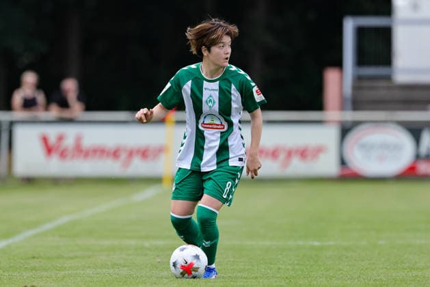 Mei Shimada (SV Werder Bremen, 8) am Ball, Freisteller, Einzelbild, Ganzkörper, Aktion, Action, Spielszene, 04.08.2026, Herzlake (Deutschland), Fussball, Testspiel Frauen, SV Werder Bremen - AZ Alkmaar *** Mei Shimada, SV Werder Bremen, No. 8 with the ball, isolated shot, single frame, full body, action, game scene, August 4, 2026, Herzlake, Germany, soccer, women s friendly match, SV Werder Bremen vs. AZ Alkmaar xobx