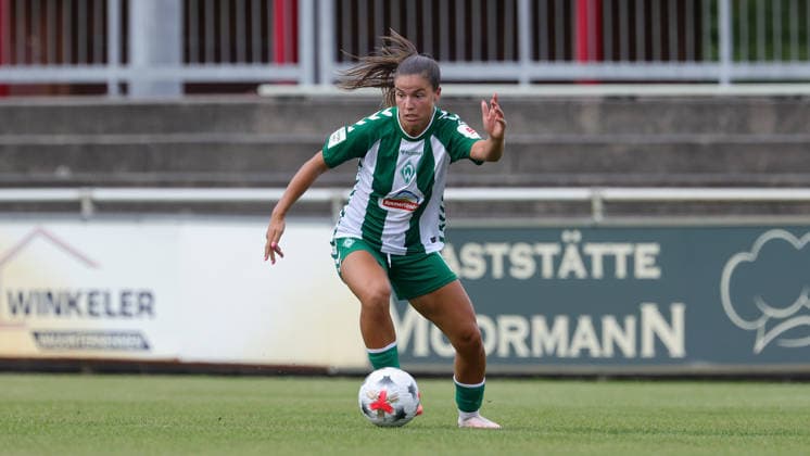Luna Vanzeir (SV Werder Bremen, 13) am Ball, Freisteller, Einzelbild, Ganzkörper, Aktion, Action, Spielszene, 04.08.2026, Herzlake (Deutschland), Fussball, Testspiel Frauen, SV Werder Bremen - AZ Alkmaar *** Luna Vanzeir, SV Werder Bremen, No. 13 with the ball, isolated shot, single frame, full body, action, game scene, August 4, 2026, Herzlake, Germany, soccer, women s friendly match, SV Werder Bremen vs. AZ Alkmaar xobx