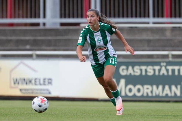 Luna Vanzeir (SV Werder Bremen, 13) am Ball, Freisteller, Einzelbild, Ganzkörper, Aktion, Action, Spielszene, 04.08.2026, Herzlake (Deutschland), Fussball, Testspiel Frauen, SV Werder Bremen - AZ Alkmaar *** Luna Vanzeir, SV Werder Bremen, No. 13 with the ball, isolated shot, single frame, full body, action, game scene, August 4, 2026, Herzlake, Germany, soccer, women s friendly match, SV Werder Bremen vs. AZ Alkmaar xobx
