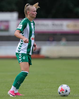 Isabella Jaron (SV Werder Bremen, 11) am Ball, Freisteller, Einzelbild, Ganzkörper, Aktion, Action, Spielszene, 04.08.2026, Herzlake (Deutschland), Fussball, Testspiel Frauen, SV Werder Bremen - AZ Alkmaar *** Isabella Jaron, SV Werder Bremen, No. 11 with the ball, isolated shot, single frame, full-body, action, game scene, August 4, 2026, Herzlake, Germany, soccer, women s friendly match, SV Werder Bremen vs. AZ Alkmaar xobx