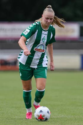 Isabella Jaron (SV Werder Bremen, 11) am Ball, Freisteller, Einzelbild, Ganzkörper, Aktion, Action, Spielszene, 04.08.2026, Herzlake (Deutschland), Fussball, Testspiel Frauen, SV Werder Bremen - AZ Alkmaar *** Isabella Jaron, SV Werder Bremen, No. 11 with the ball, isolated shot, single frame, full-body, action, game scene, August 4, 2026, Herzlake, Germany, soccer, women s friendly match, SV Werder Bremen vs. AZ Alkmaar xobx