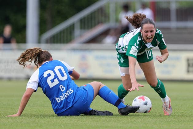 v.li.: Mirte van Bentum (AZ Alkmaar, 20) und Elena Mühlemann (SV Werder Bremen, 14) im Zweikampf, Duell, Dynamik, Aktion, Action, Spielszene, 04.08.2026, Herzlake (Deutschland), Fussball, Testspiel Frauen, SV Werder Bremen - AZ Alkmaar *** From left: Mirte van Bentum (AZ Alkmaar), 20, and Elena Mühlemann (SV Werder Bremen), 14, in a one-on-one battle, duel, dynamic moment, action, game scene, August 4, 2026, Herzlake, Germany, soccer, women’s friendly, SV Werder Bremen vs. AZ Alkmaar xobx