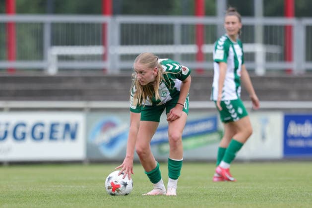 Marie Gmeineder (SV Werder Bremen, 6) am Ball, Einzelbild, Ganzkörper, Aktion, Action, Spielszene, 04.08.2026, Herzlake (Deutschland), Fussball, Testspiel Frauen, SV Werder Bremen - AZ Alkmaar *** Marie Gmeineder, SV Werder Bremen, No. 6 with the ball, single frame, full body, action, game scene, August 4, 2026, Herzlake, Germany, soccer, women s friendly match, SV Werder Bremen vs. AZ Alkmaar xobx