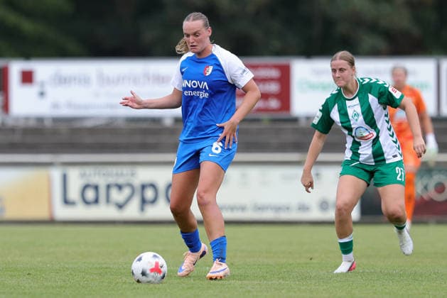 Jet van Beijeren (AZ Alkmaar, 6) am Ball, Einzelbild, Ganzkörper, Aktion, Action, Spielszene, 04.08.2026, Herzlake (Deutschland), Fussball, Testspiel Frauen, SV Werder Bremen - AZ Alkmaar *** Jet van Beijeren, AZ Alkmaar, No. 6 with the ball, single frame, full-body shot, action, game scene, August 4, 2026, Herzlake, Germany, soccer, women s friendly match, SV Werder Bremen vs. AZ Alkmaar xobx