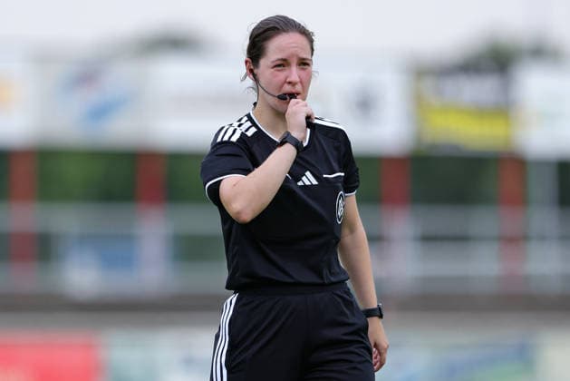 Schiedsrichterin Antonia Tucholski hat die Pfeife im Mund, bläst in die Pfeife, pustet in die Trillerpfeife, Portrait, Nahaufnahme, Einzelfoto, Einzelbild, 04.08.2026, Herzlake (Deutschland), Fussball, Testspiel Frauen, SV Werder Bremen - AZ Alkmaar *** Referee Antonia Tucholski has the whistle in her mouth, blows the whistle, blows into the whistle, portrait, close-up, single photo, single image, August 4, 2026, Herzlake, Germany, soccer, women’s friendly match, SV Werder Bremen vs. AZ Alkmaar xobx